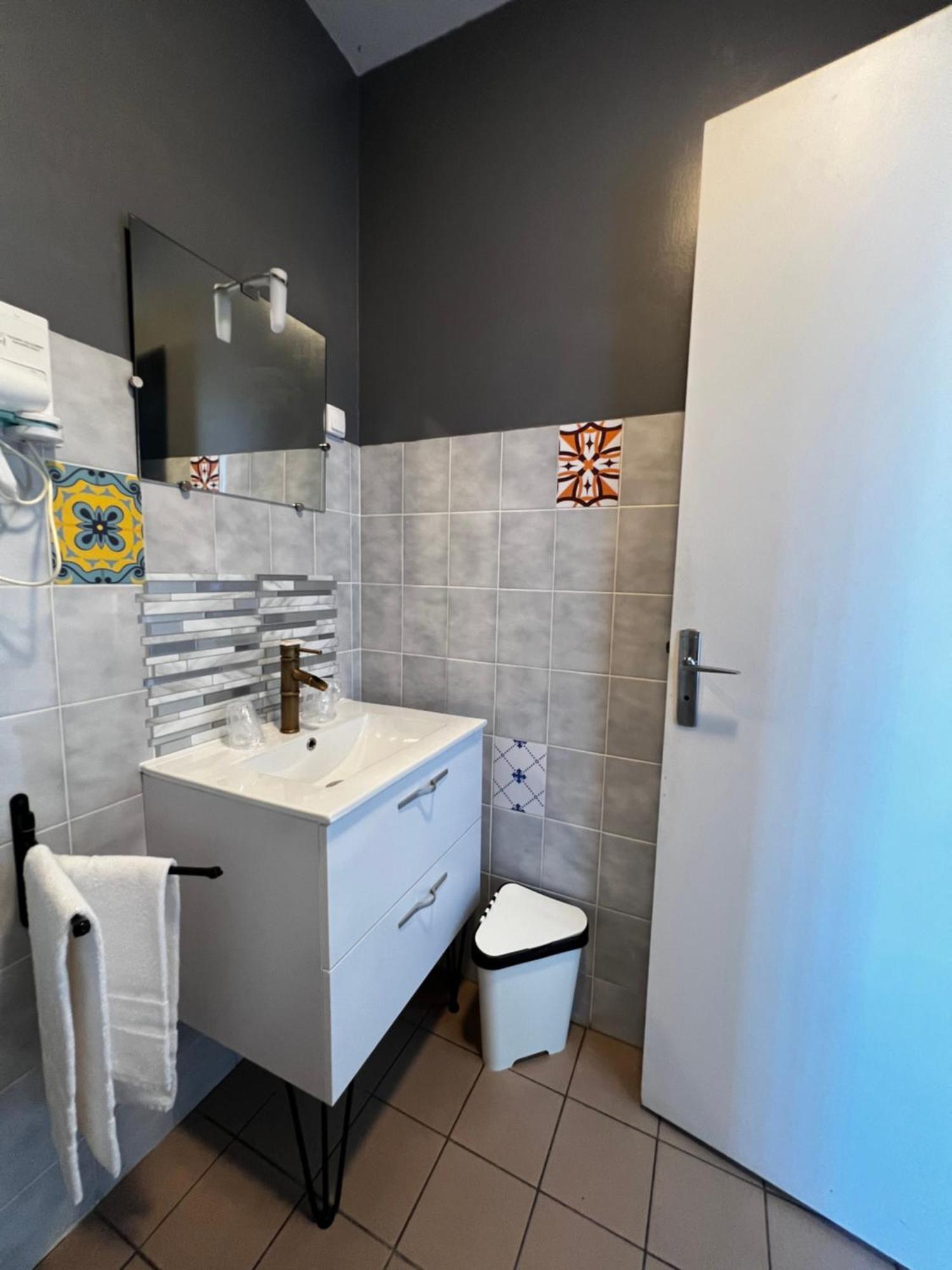 Hotel Les Montois Ceaux Екстер'єр фото
